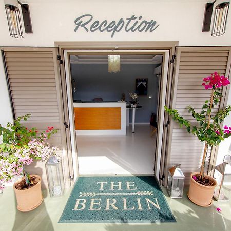 T H E Berlin Studios And Suites Неа-Врасна Экстерьер фото