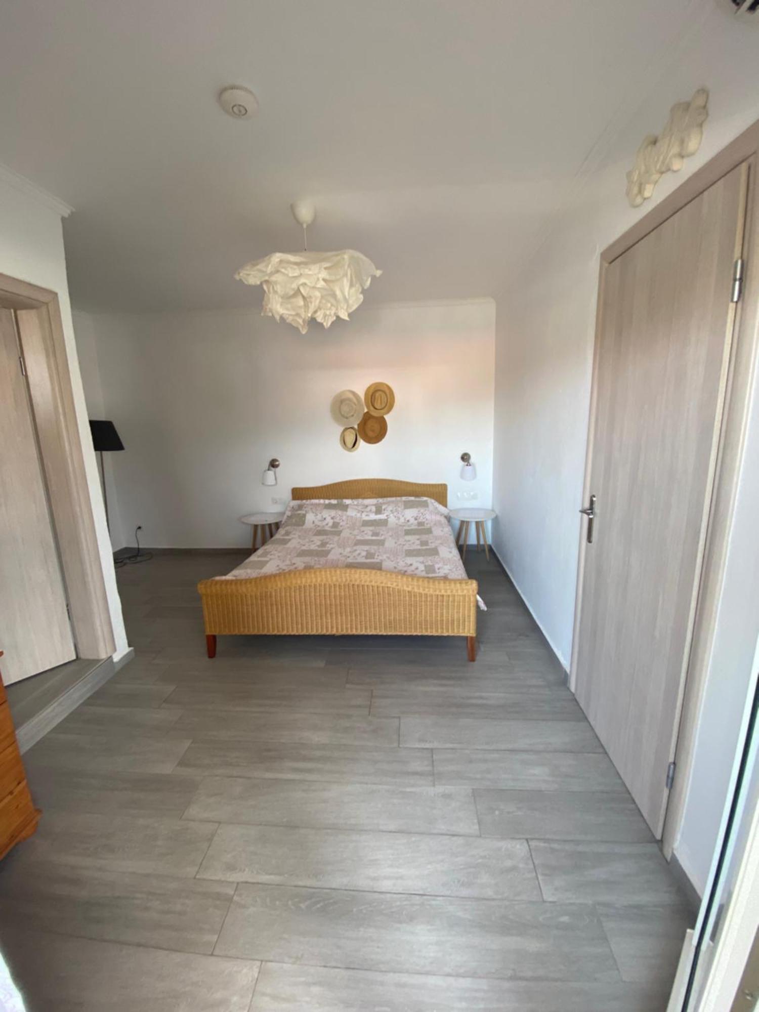 T H E Berlin Studios And Suites Неа-Врасна Экстерьер фото