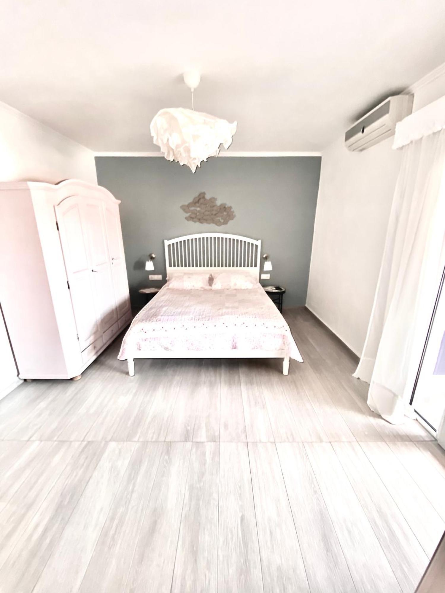 T H E Berlin Studios And Suites Неа-Врасна Экстерьер фото
