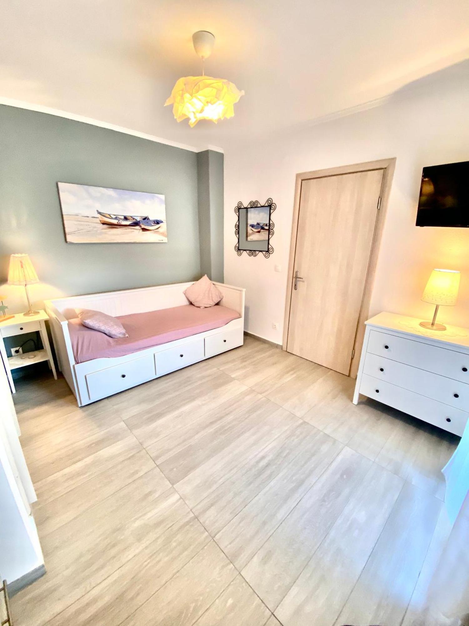 T H E Berlin Studios And Suites Неа-Врасна Экстерьер фото