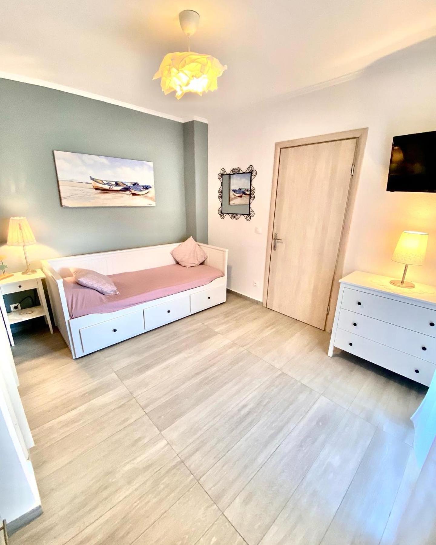 T H E Berlin Studios And Suites Неа-Врасна Экстерьер фото