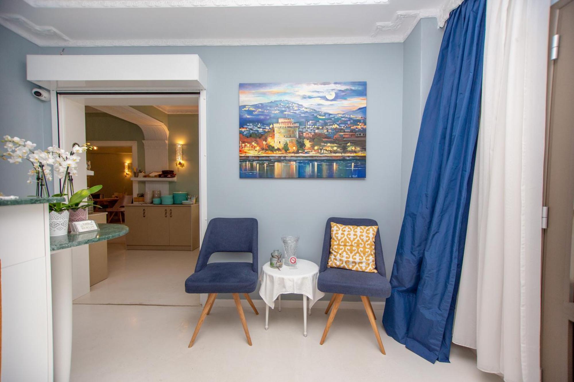 T H E Berlin Studios And Suites Неа-Врасна Экстерьер фото
