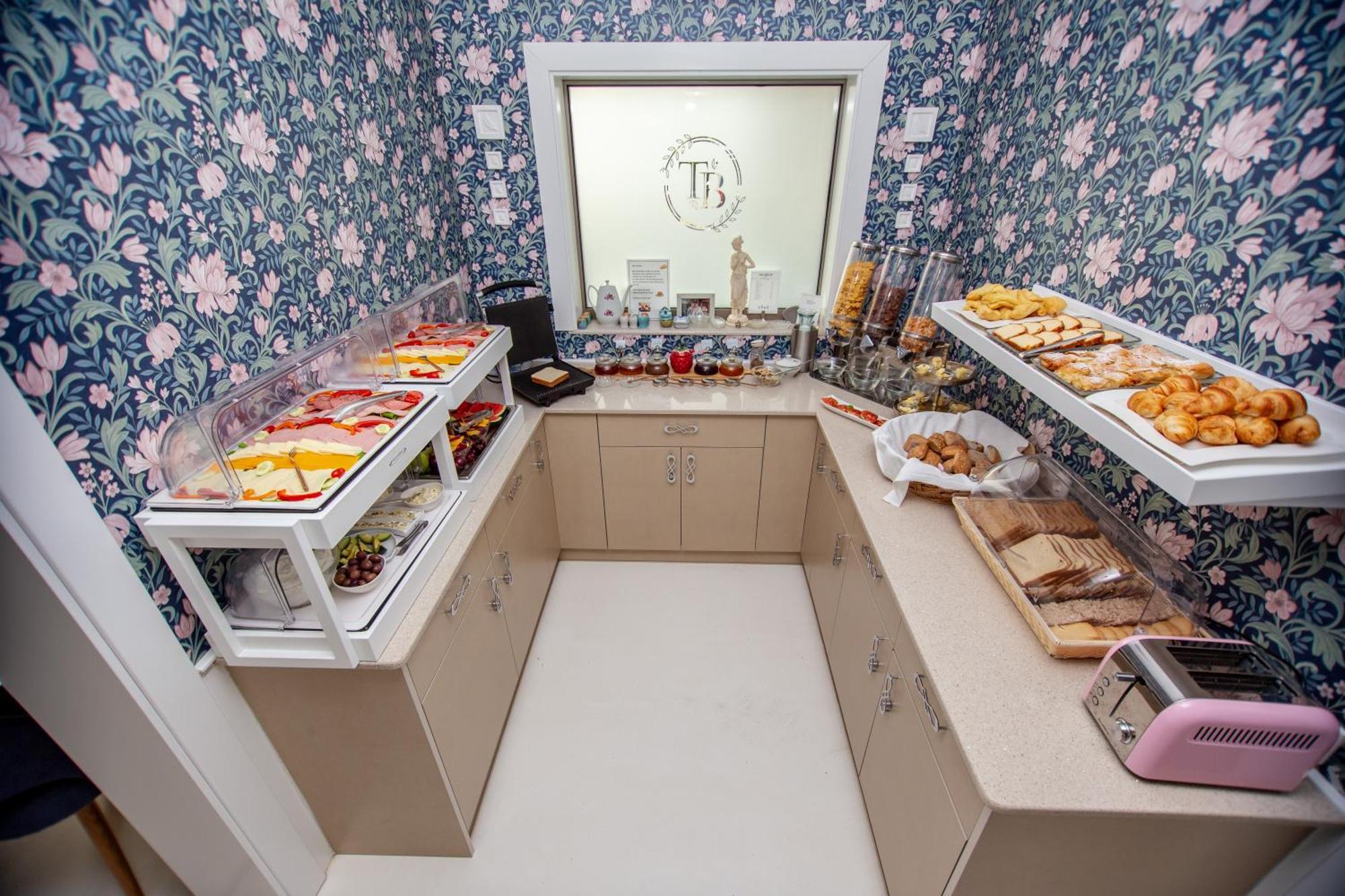 T H E Berlin Studios And Suites Неа-Врасна Экстерьер фото