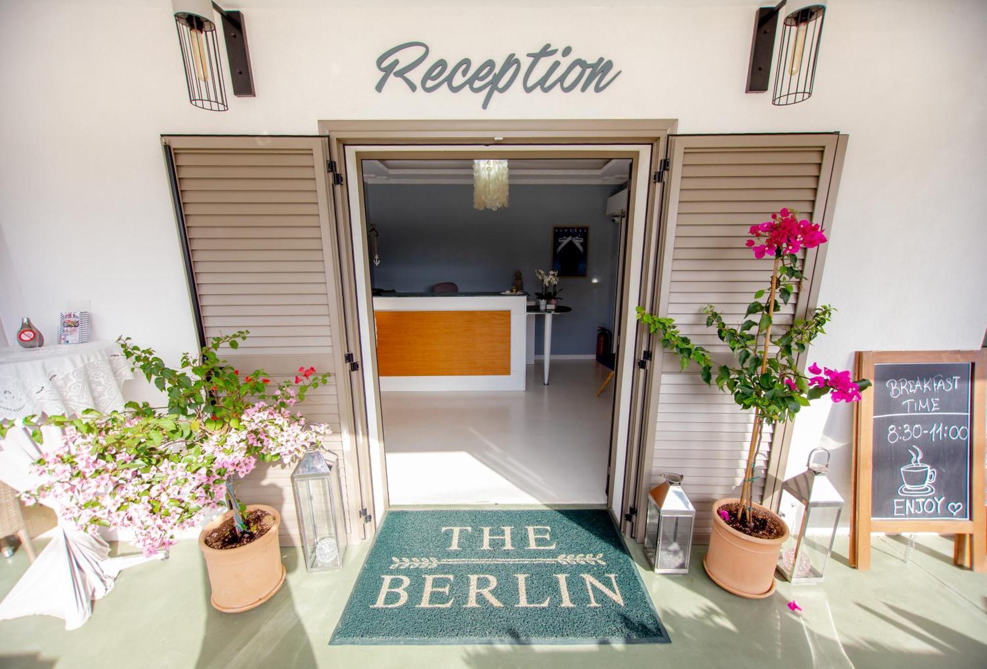 T H E Berlin Studios And Suites Неа-Врасна Экстерьер фото