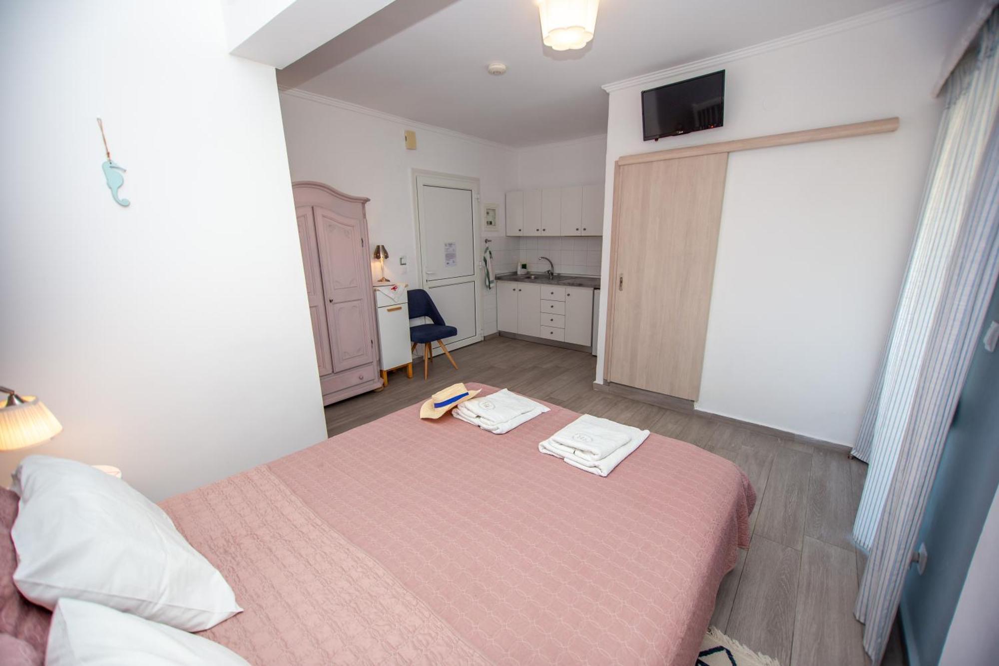 T H E Berlin Studios And Suites Неа-Врасна Экстерьер фото