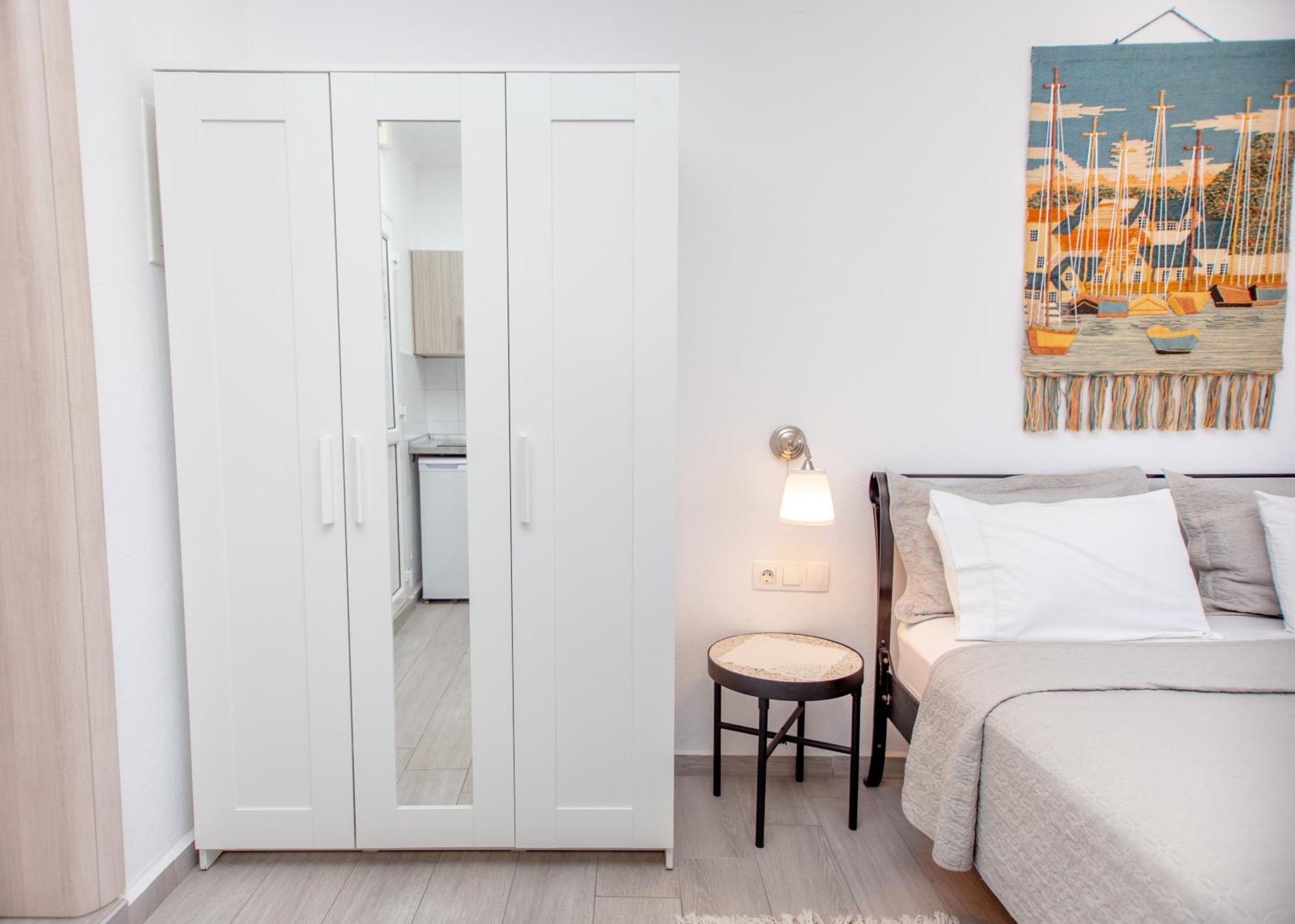 T H E Berlin Studios And Suites Неа-Врасна Экстерьер фото