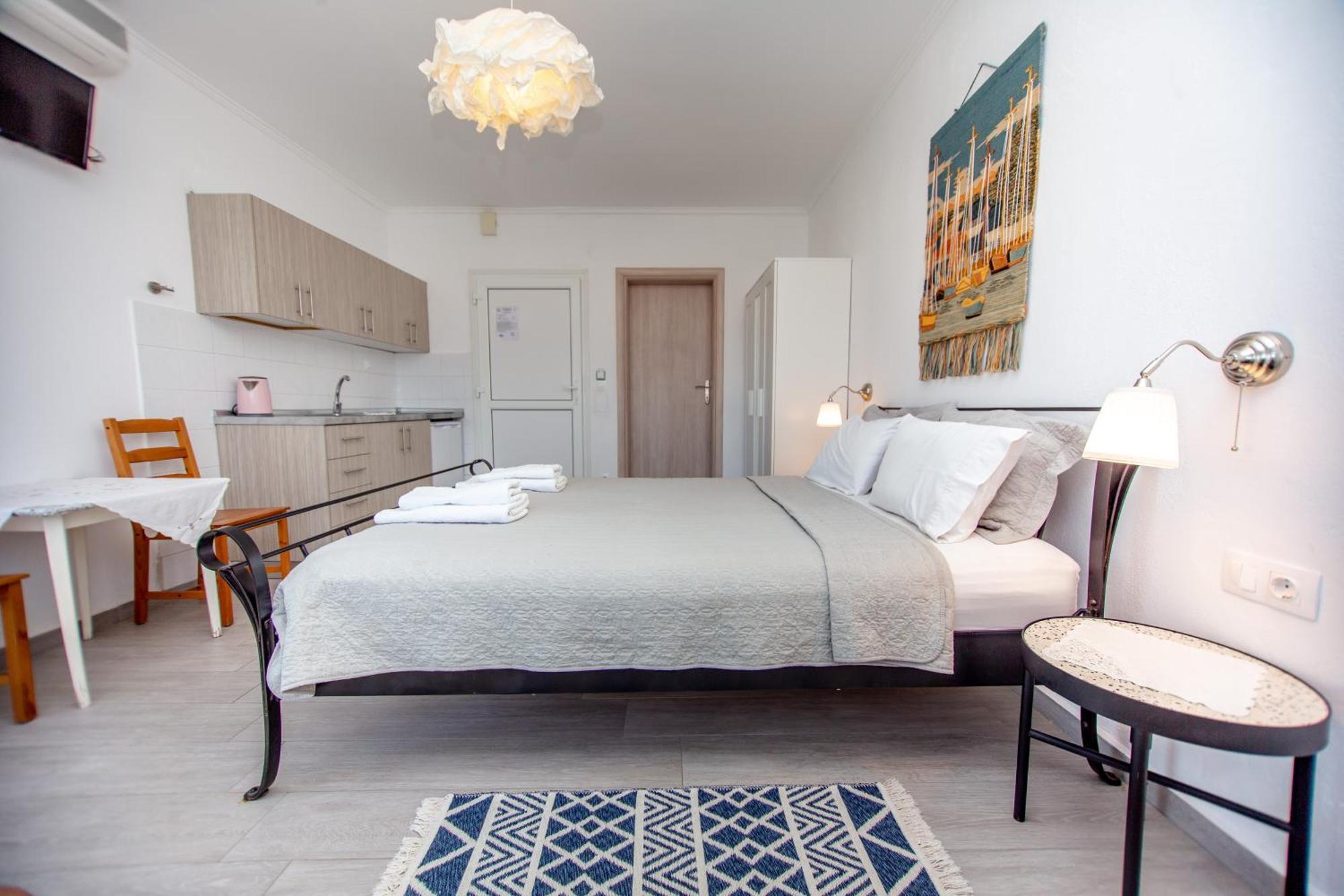 T H E Berlin Studios And Suites Неа-Врасна Экстерьер фото