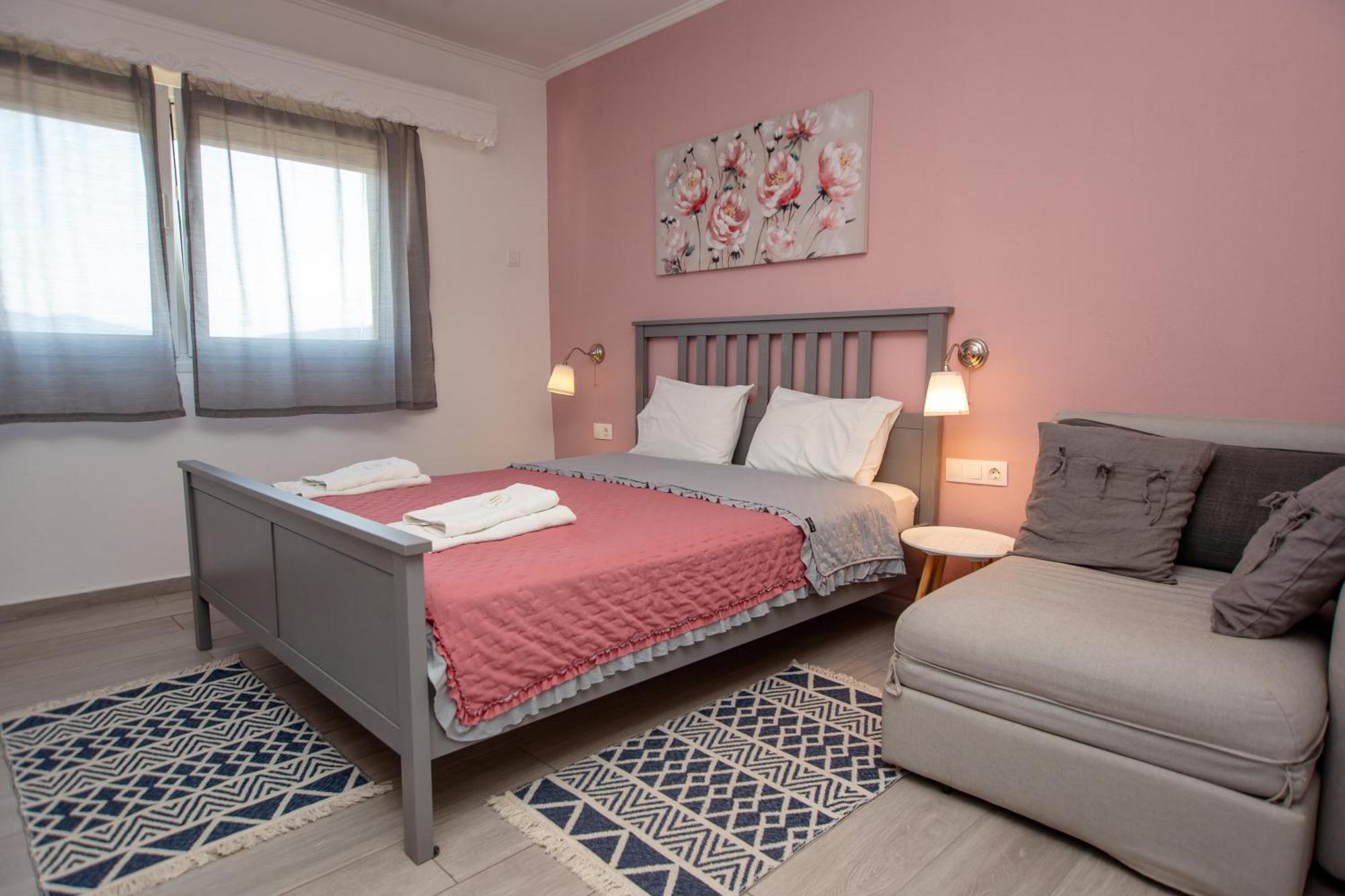 T H E Berlin Studios And Suites Неа-Врасна Экстерьер фото