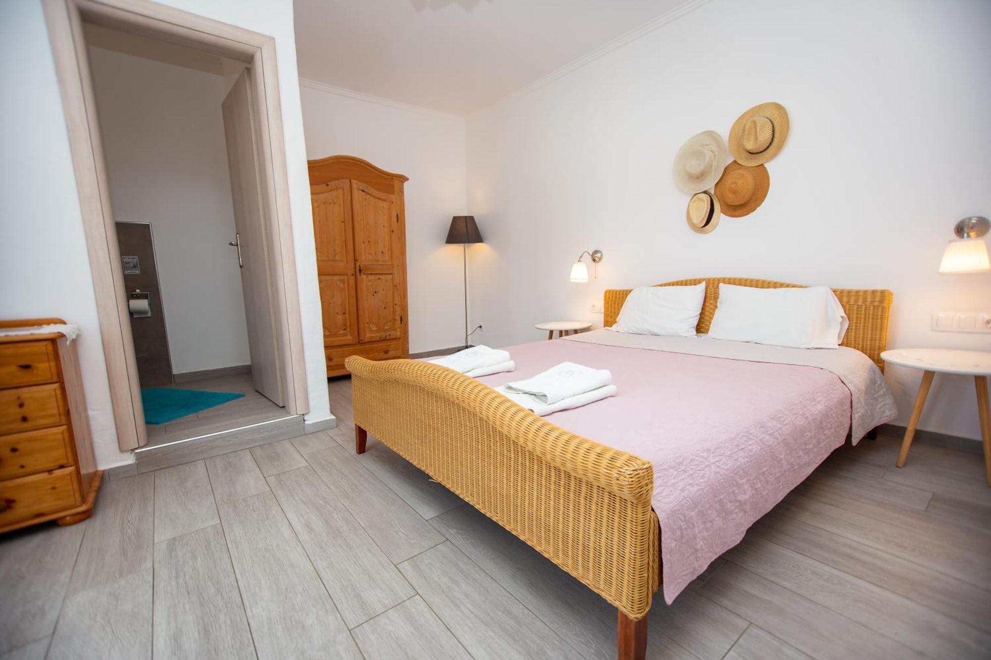 T H E Berlin Studios And Suites Неа-Врасна Экстерьер фото