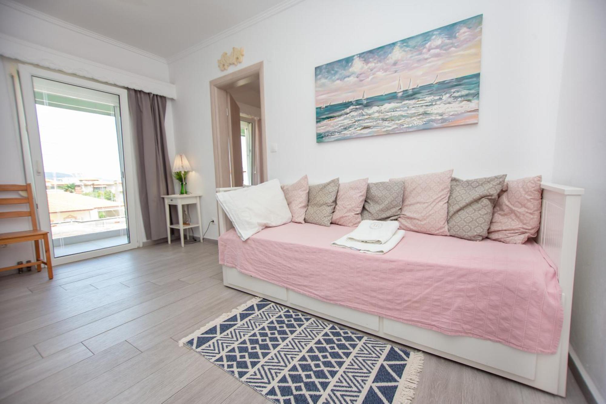T H E Berlin Studios And Suites Неа-Врасна Экстерьер фото