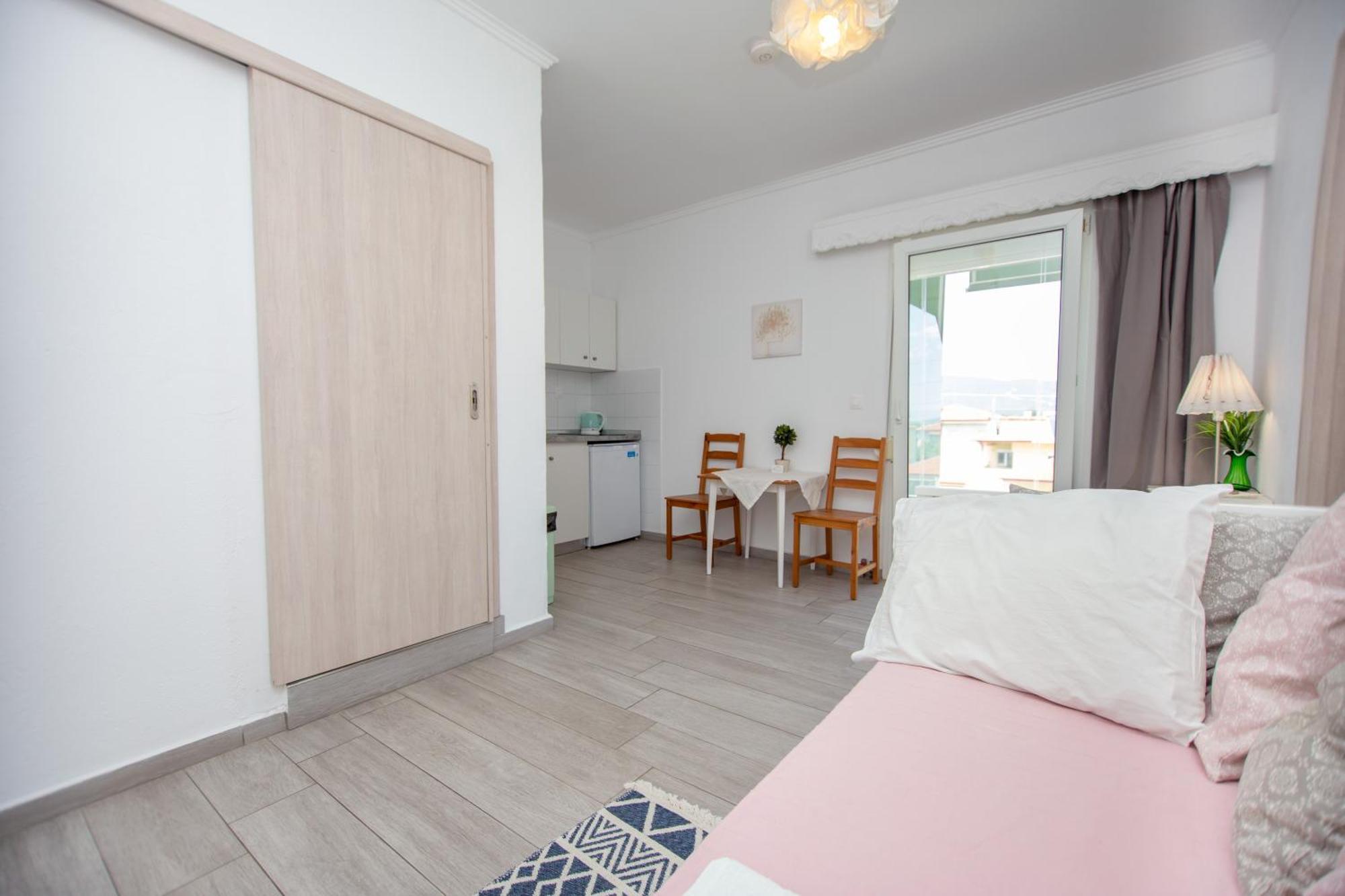 T H E Berlin Studios And Suites Неа-Врасна Экстерьер фото
